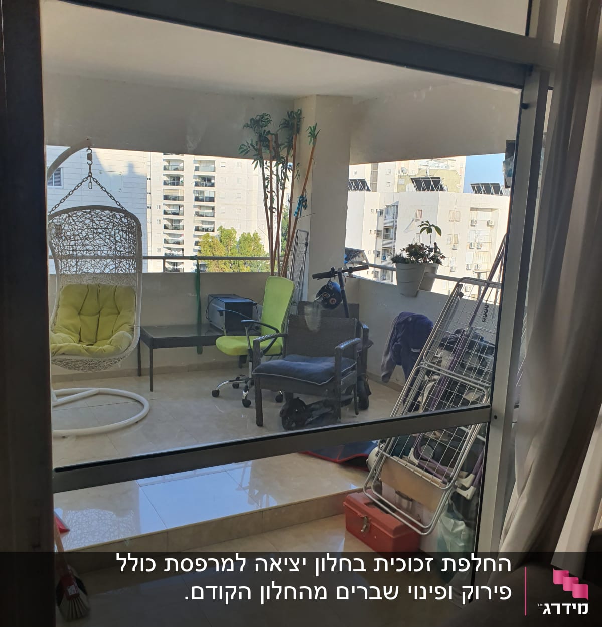 מרפסת עם חלון זכוכית גדול המשקיף על רהיטים וצמחים